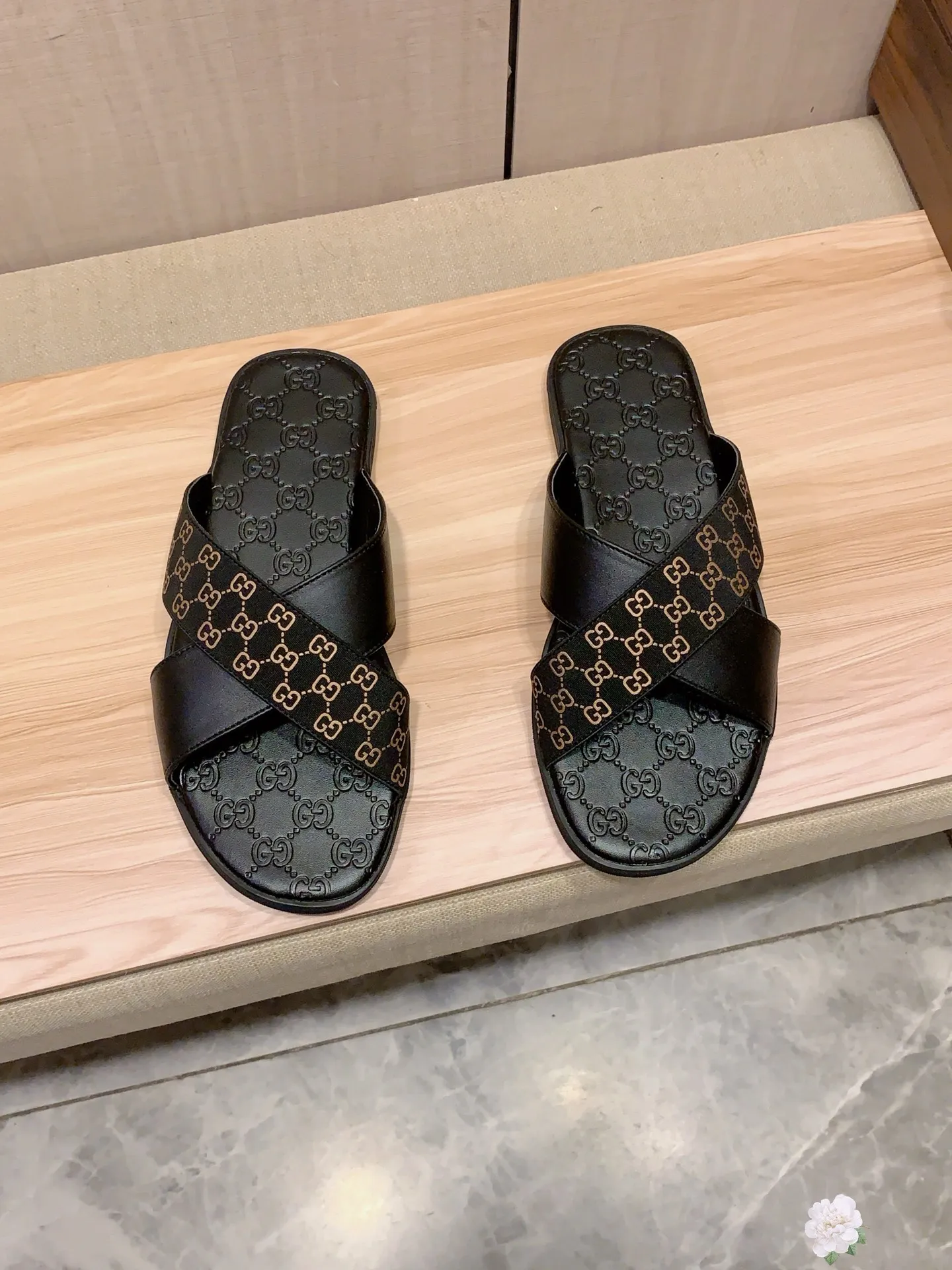 Slippers: New model: Factory price: 260💰💰🎩🎩🔥🔥《 Gucci* 》Series of slippers top purchasing agent🔍🔍Sold at the same time for men, original Italian imported webbing made of selected cowhide, exquisite workmanship,), sole: (super comfortable) original factory special sole, ⚠️exclusive double-layer movable molded sole super comfortable⚠️, real shot🎬the real thing is more beautiful🔍🔍266 regular code 38-44, can be ordered 45.
